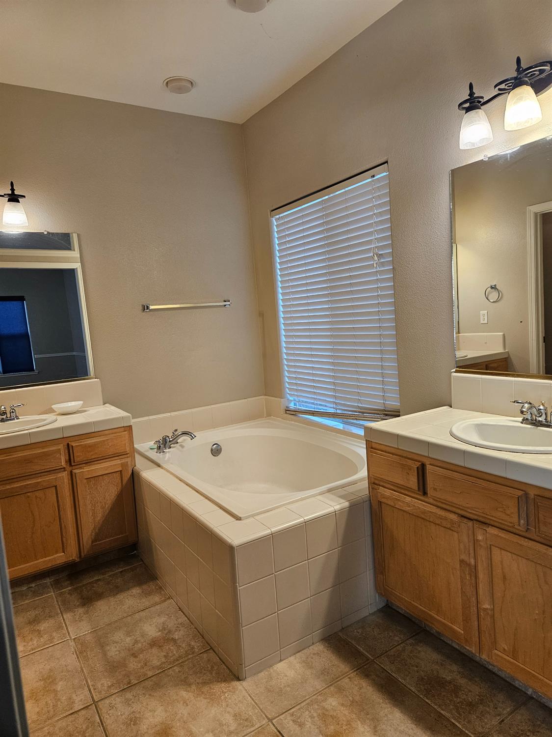 2960 E Christopher Dr, Fresno, CA 93720