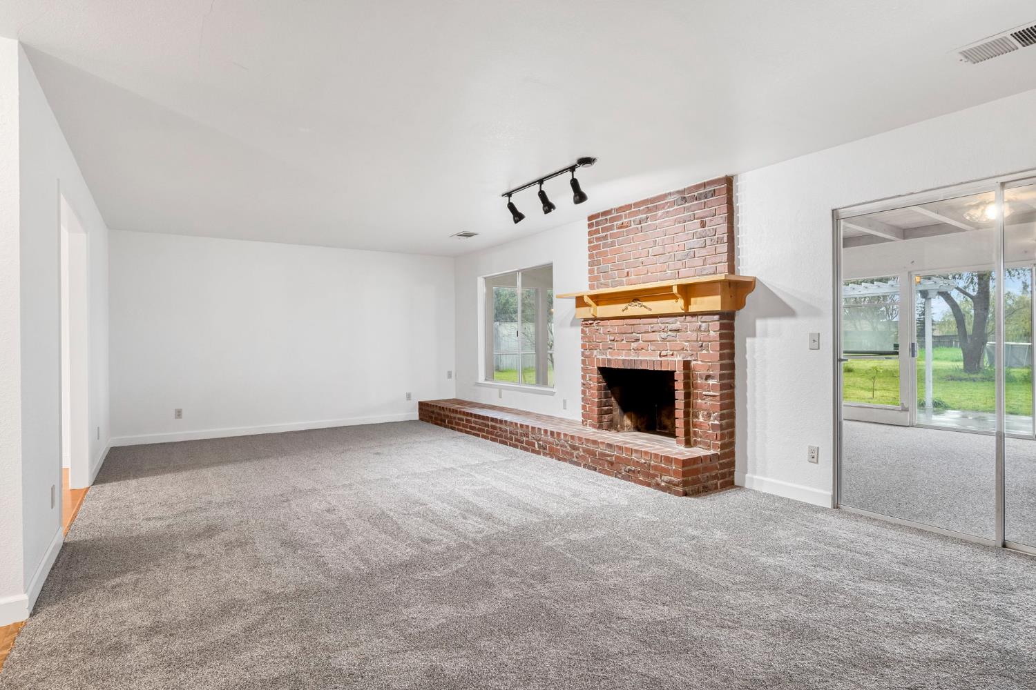 2203 N Cornelia Ave, Fresno, CA 93722