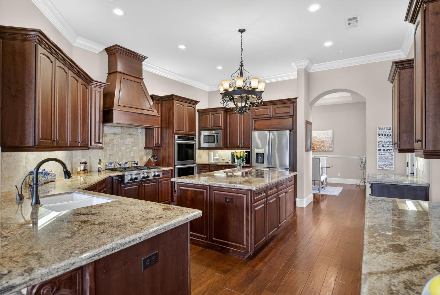 1783 E Clubhouse Dr, Fresno, CA 93730