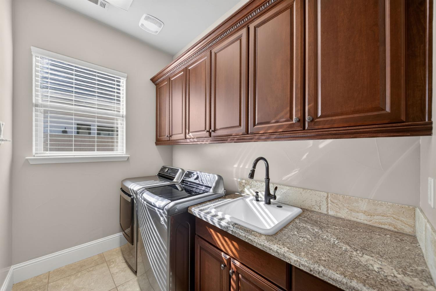 1783 E Clubhouse Dr, Fresno, CA 93730