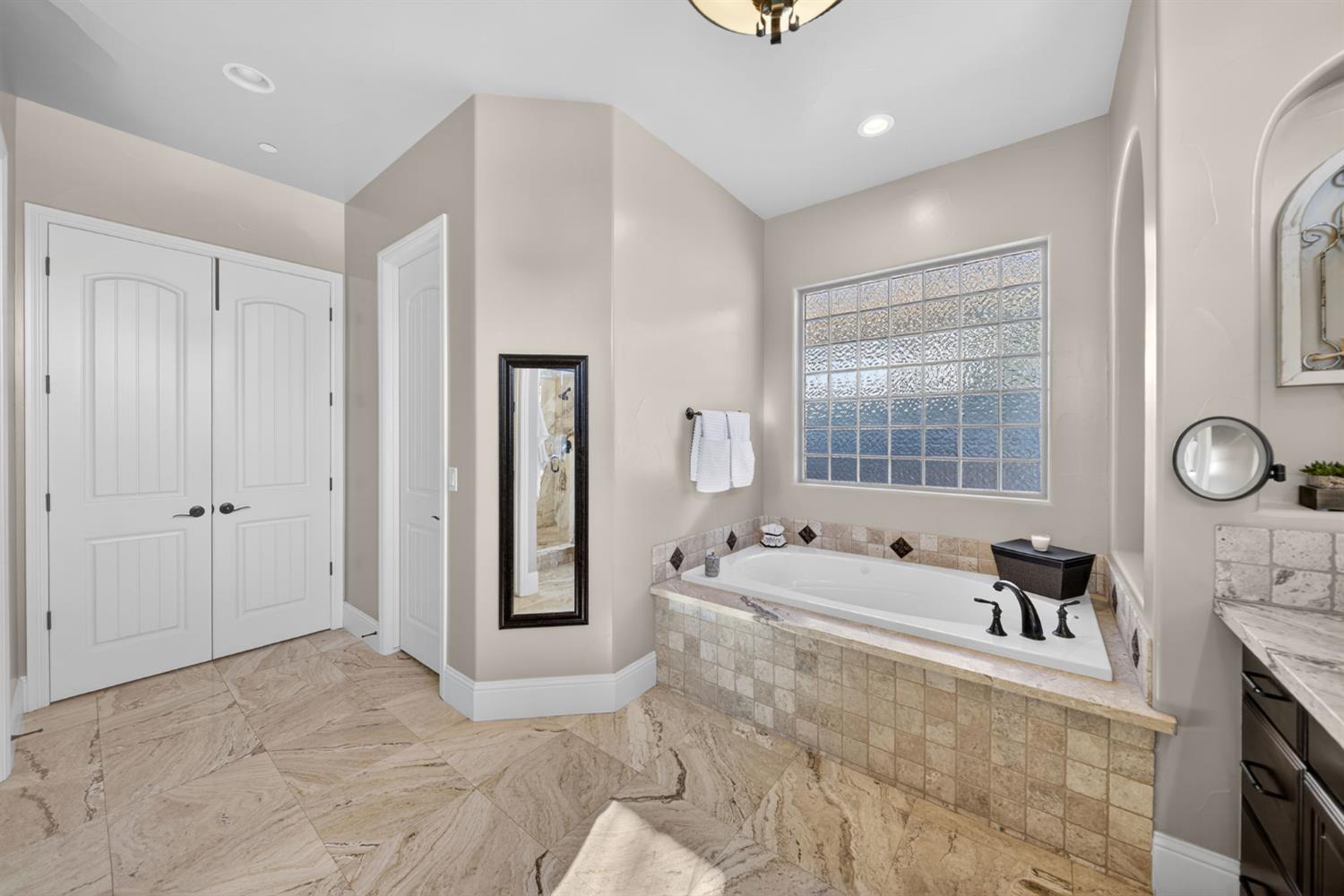 1783 E Clubhouse Dr, Fresno, CA 93730