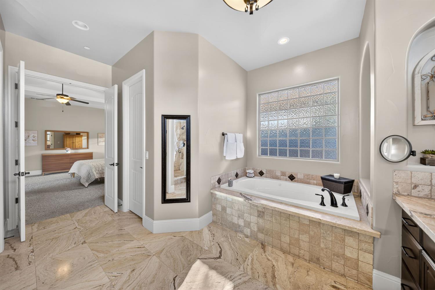 1783 E Clubhouse Dr, Fresno, CA 93730