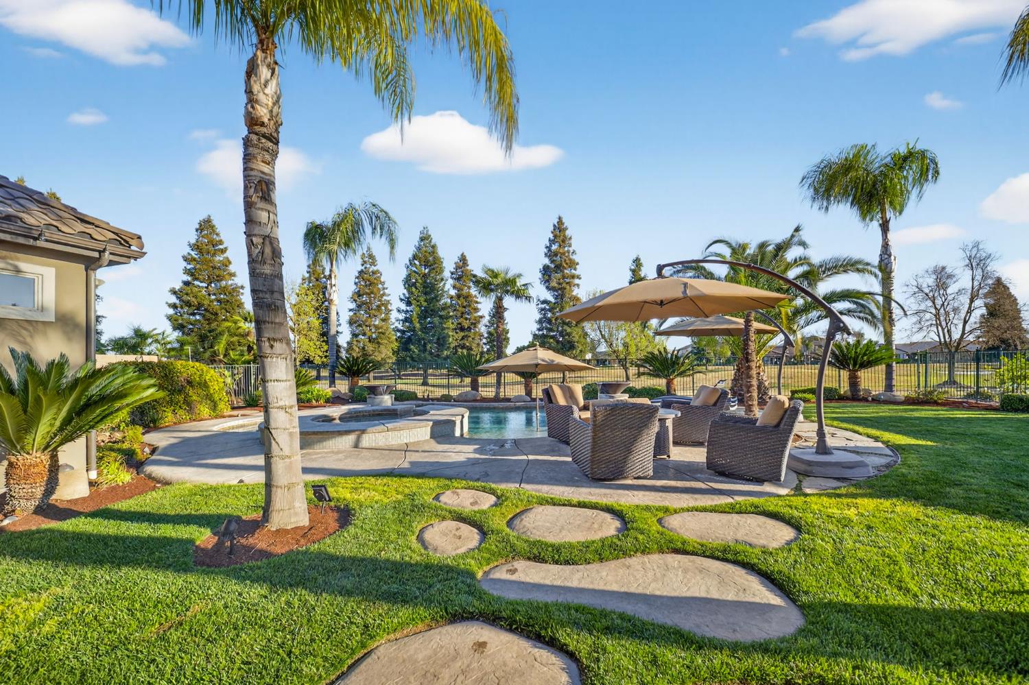 1783 E Clubhouse Dr, Fresno, CA 93730