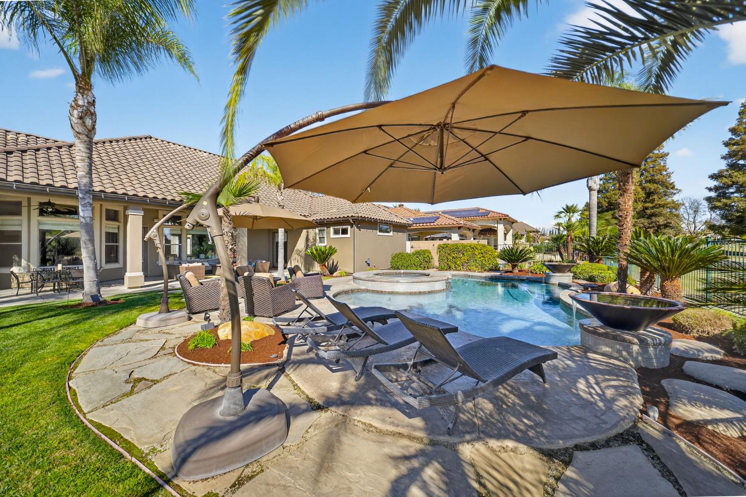 1783 E Clubhouse Dr, Fresno, CA 93730