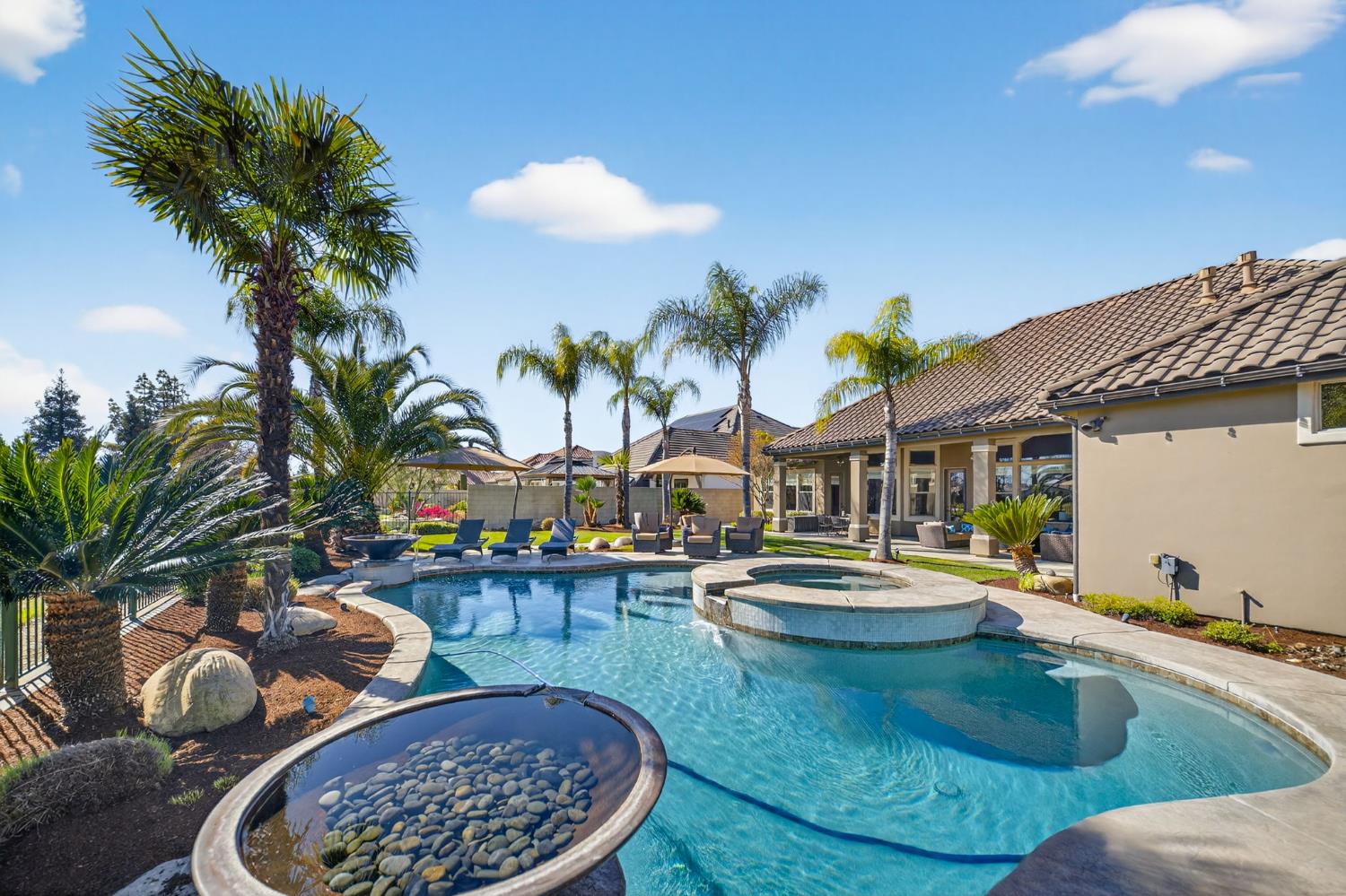 1783 E Clubhouse Dr, Fresno, CA 93730