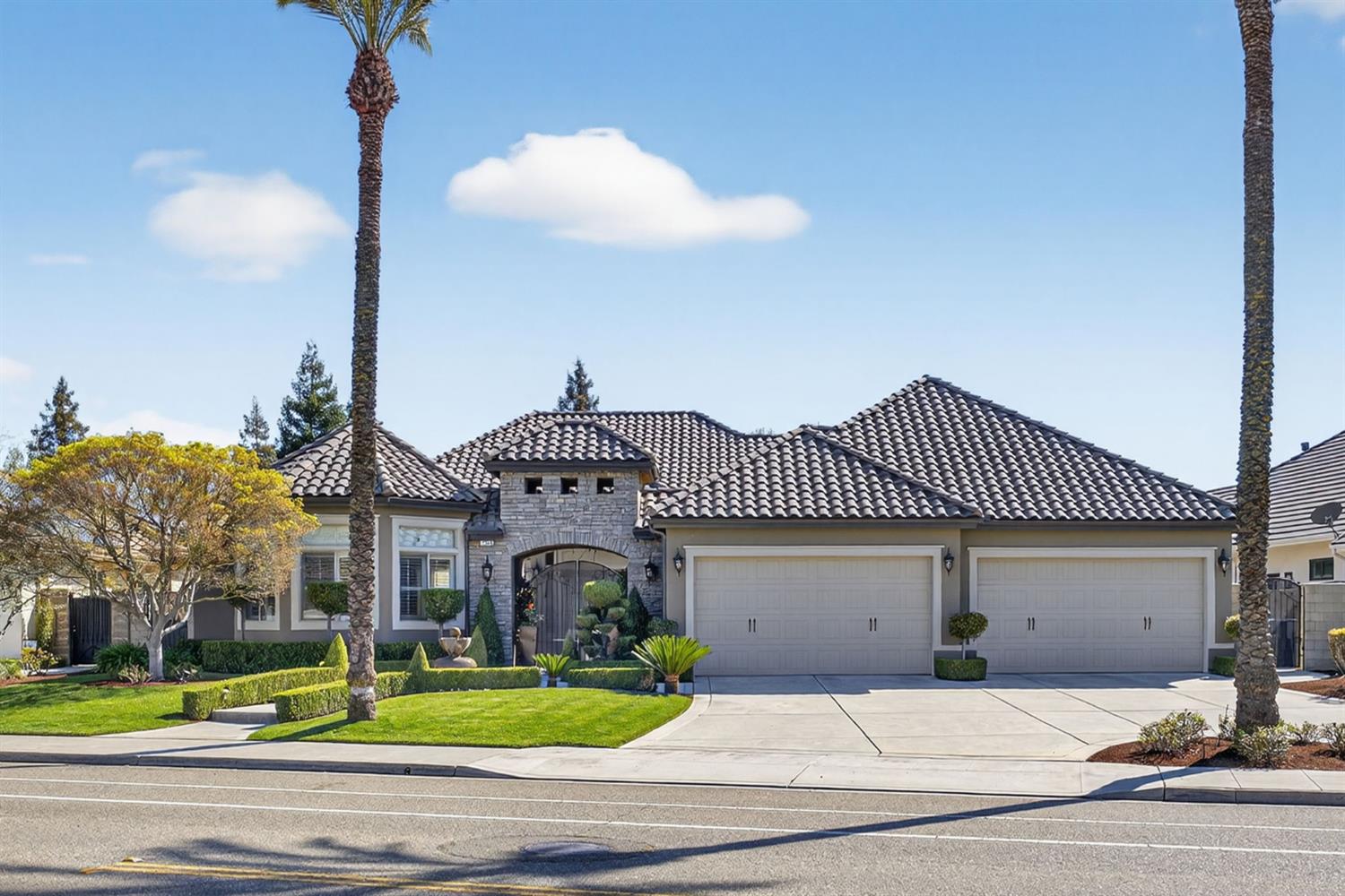 1783 E Clubhouse Dr, Fresno, CA 93730