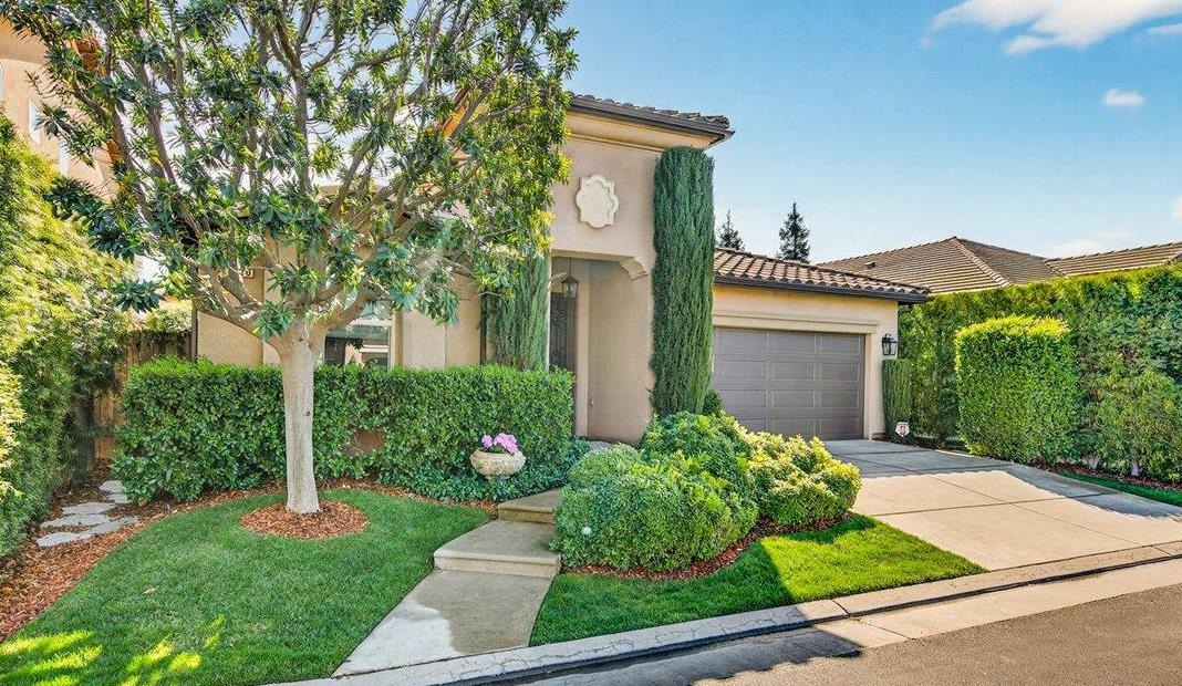 11370 N Via Napoli Dr, Fresno, CA 93730