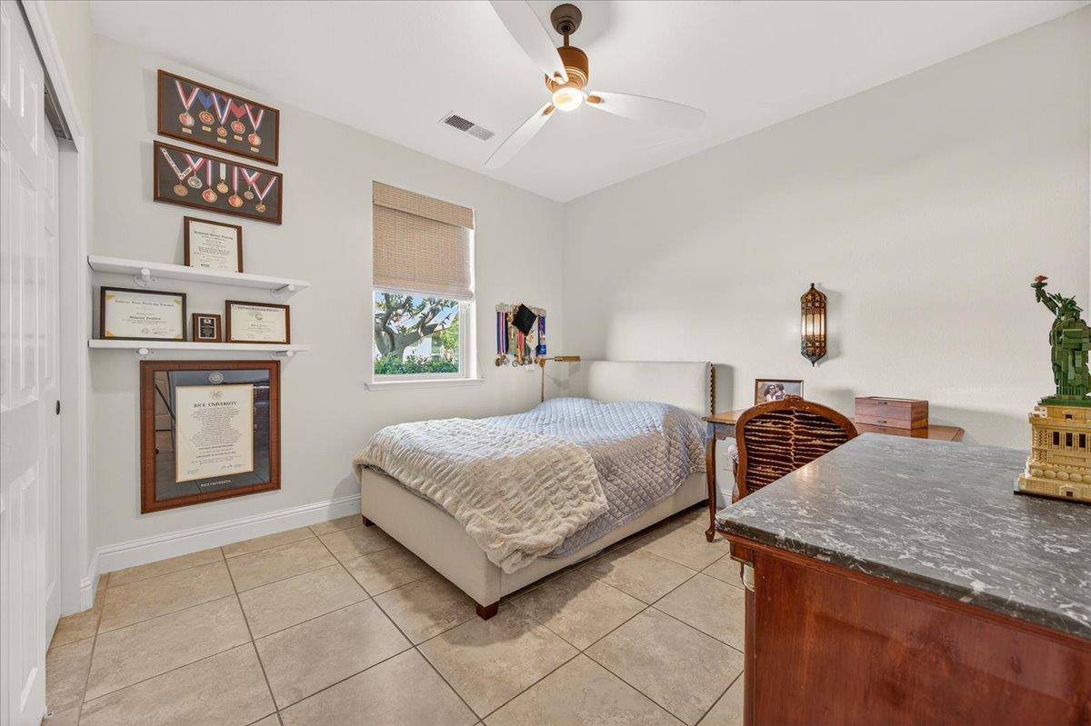 11370 N Via Napoli Dr, Fresno, CA 93730