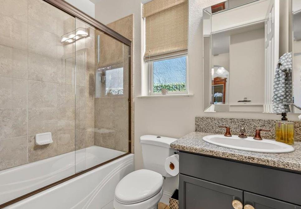 11370 N Via Napoli Dr, Fresno, CA 93730