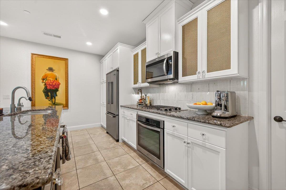 11370 N Via Napoli Dr, Fresno, CA 93730