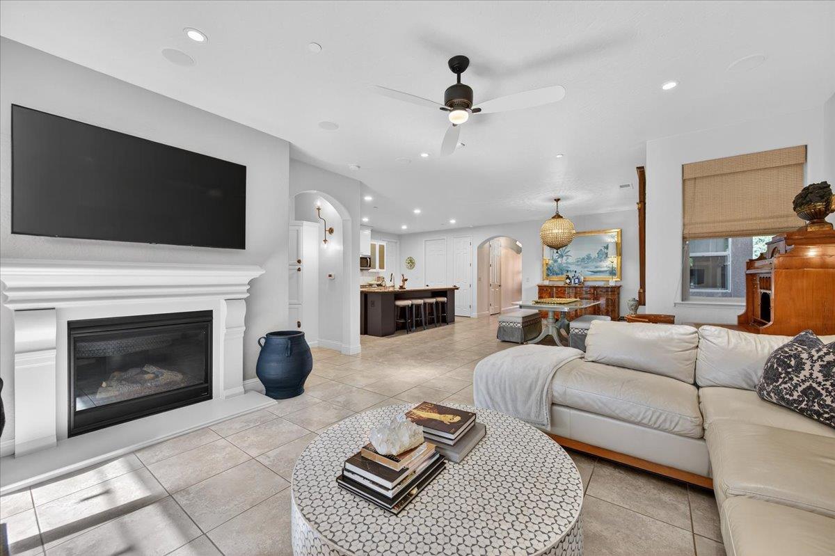 11370 N Via Napoli Dr, Fresno, CA 93730