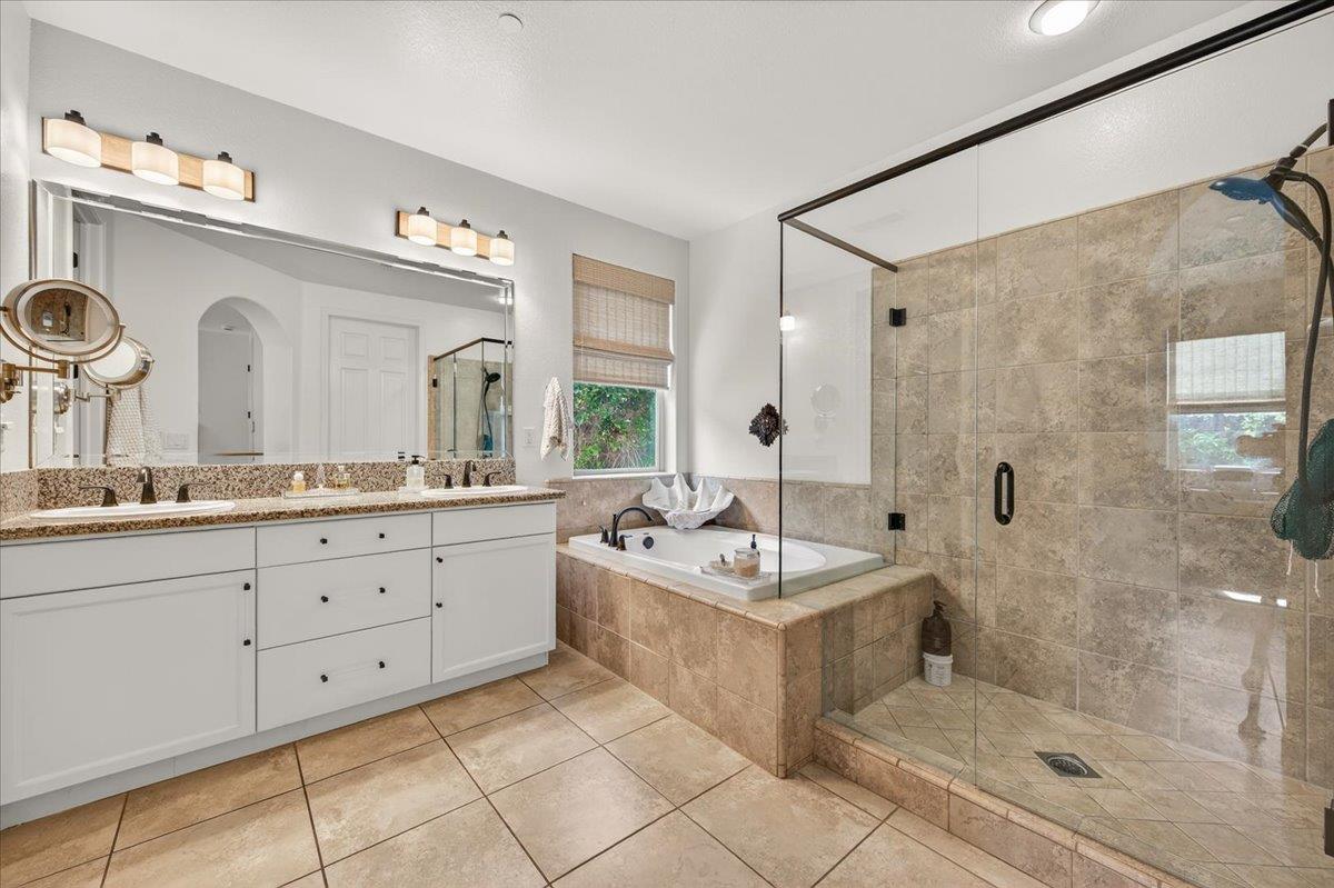 11370 N Via Napoli Dr, Fresno, CA 93730