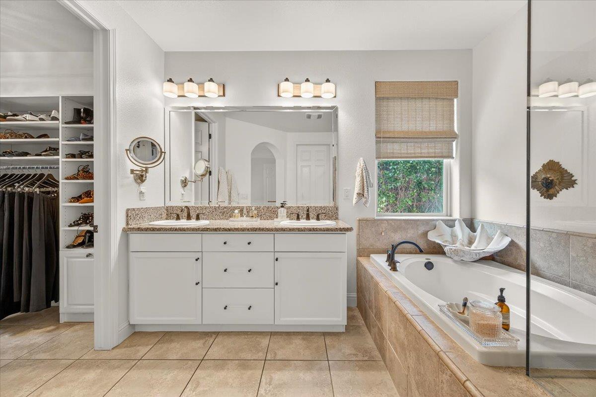 11370 N Via Napoli Dr, Fresno, CA 93730