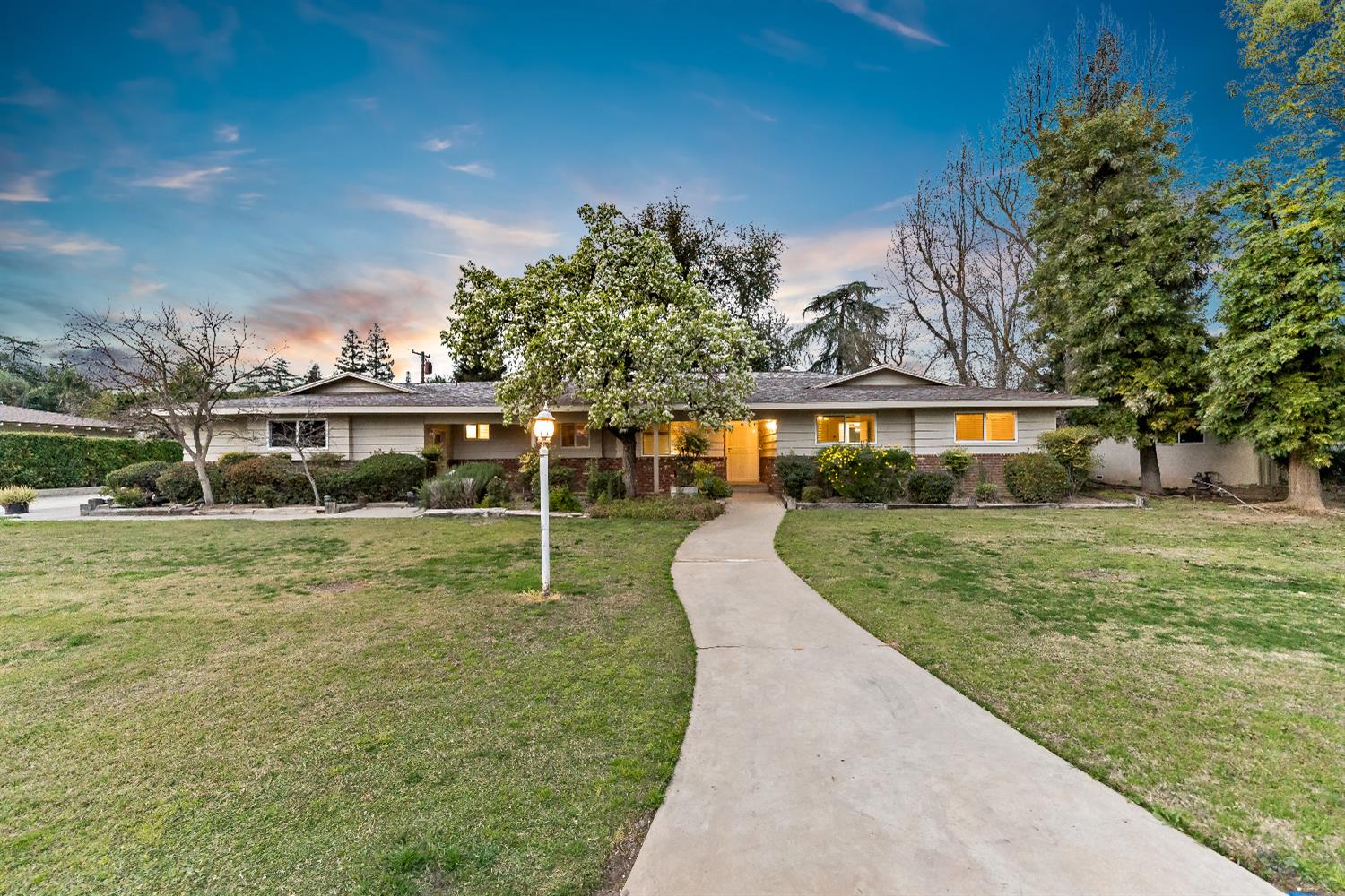 1630 W Robinwood Ln, Fresno, CA 93711