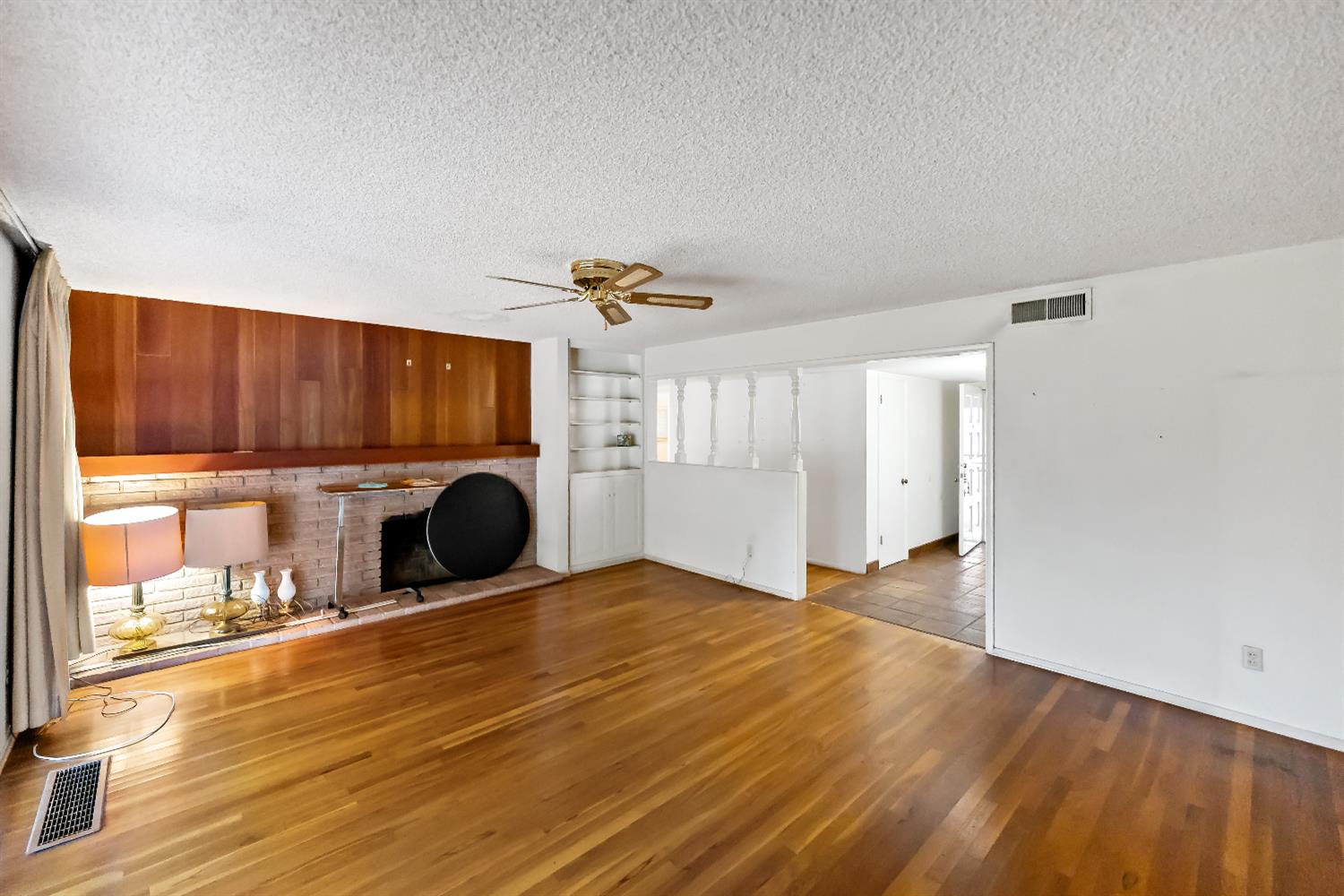 1630 W Robinwood Ln, Fresno, CA 93711