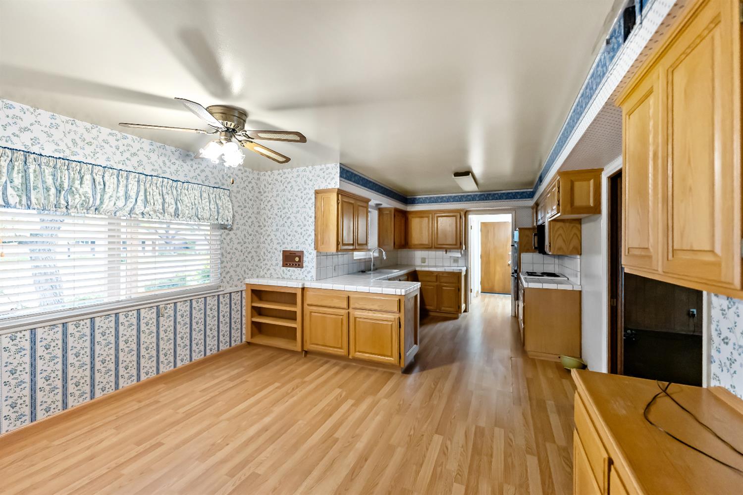 1630 W Robinwood Ln, Fresno, CA 93711