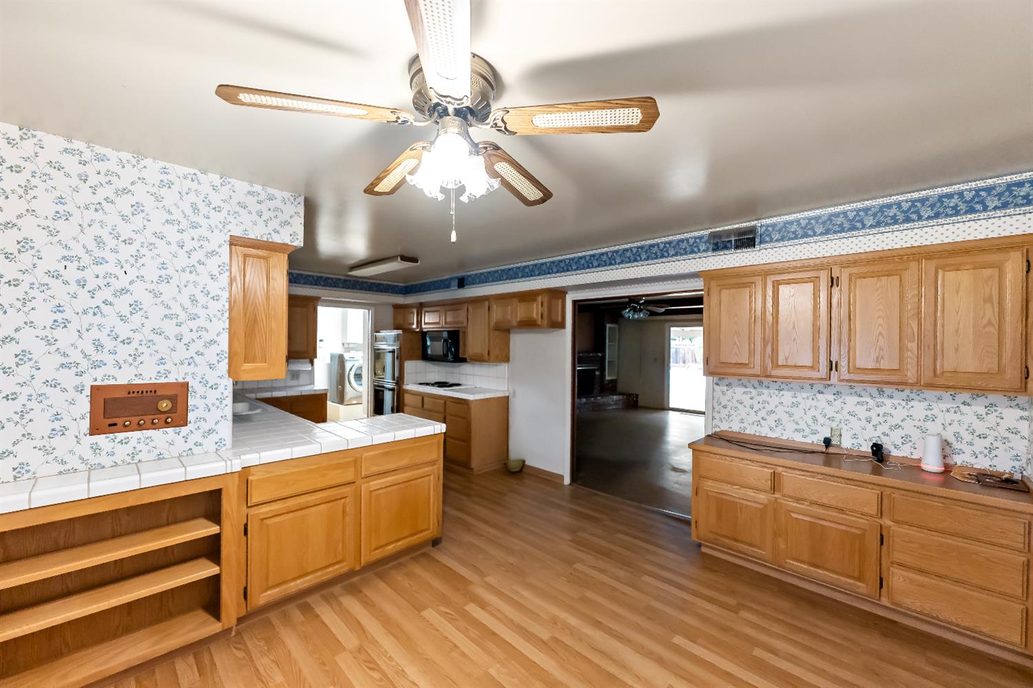 1630 W Robinwood Ln, Fresno, CA 93711