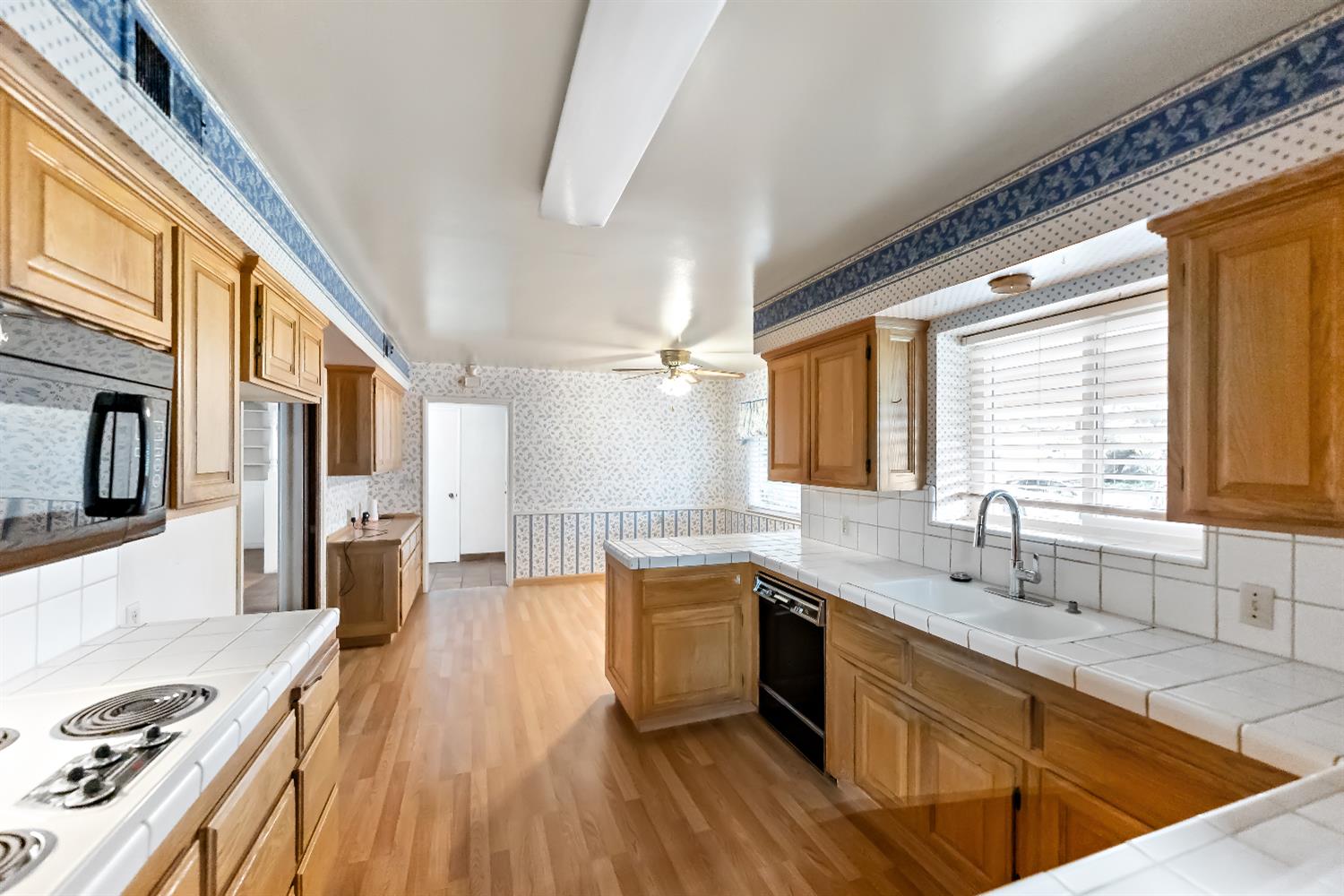 1630 W Robinwood Ln, Fresno, CA 93711