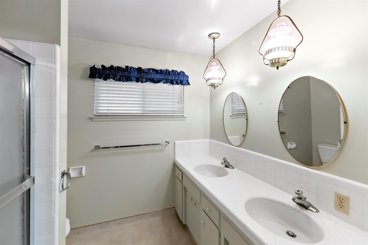 1630 W Robinwood Ln, Fresno, CA 93711