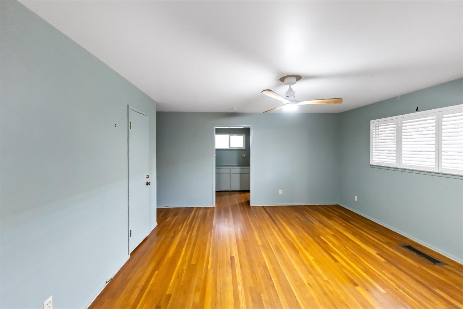 1630 W Robinwood Ln, Fresno, CA 93711