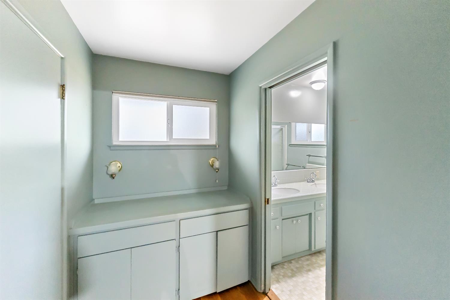 1630 W Robinwood Ln, Fresno, CA 93711