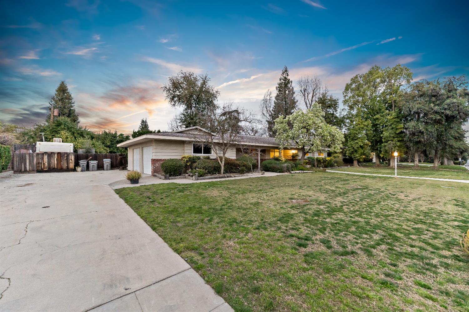 1630 W Robinwood Ln, Fresno, CA 93711