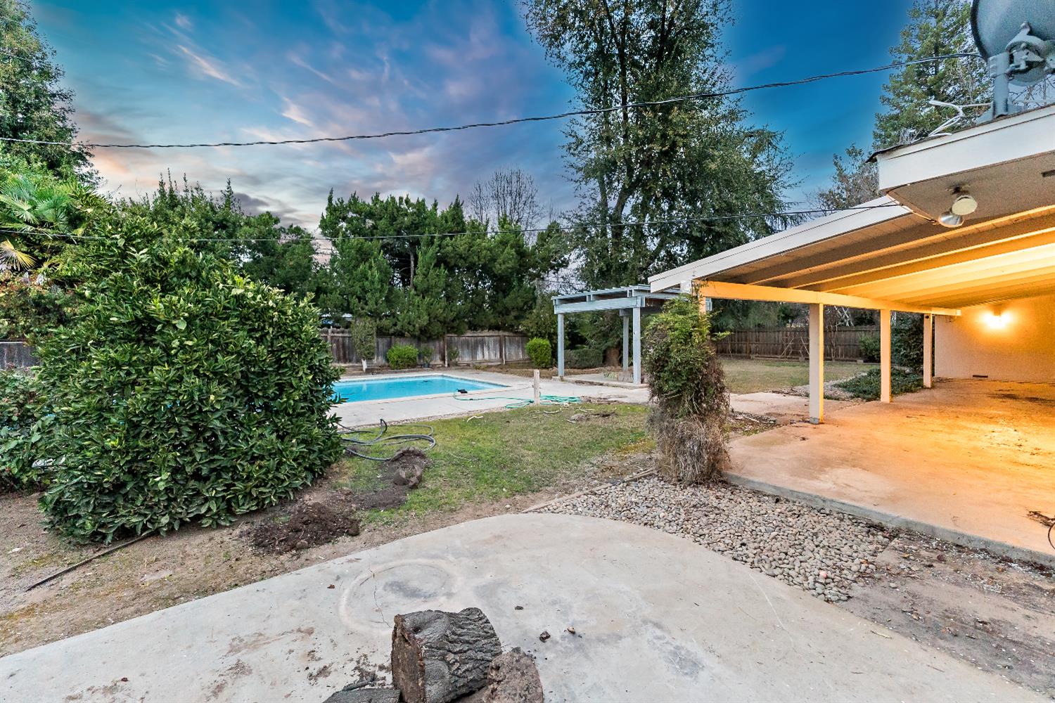 1630 W Robinwood Ln, Fresno, CA 93711