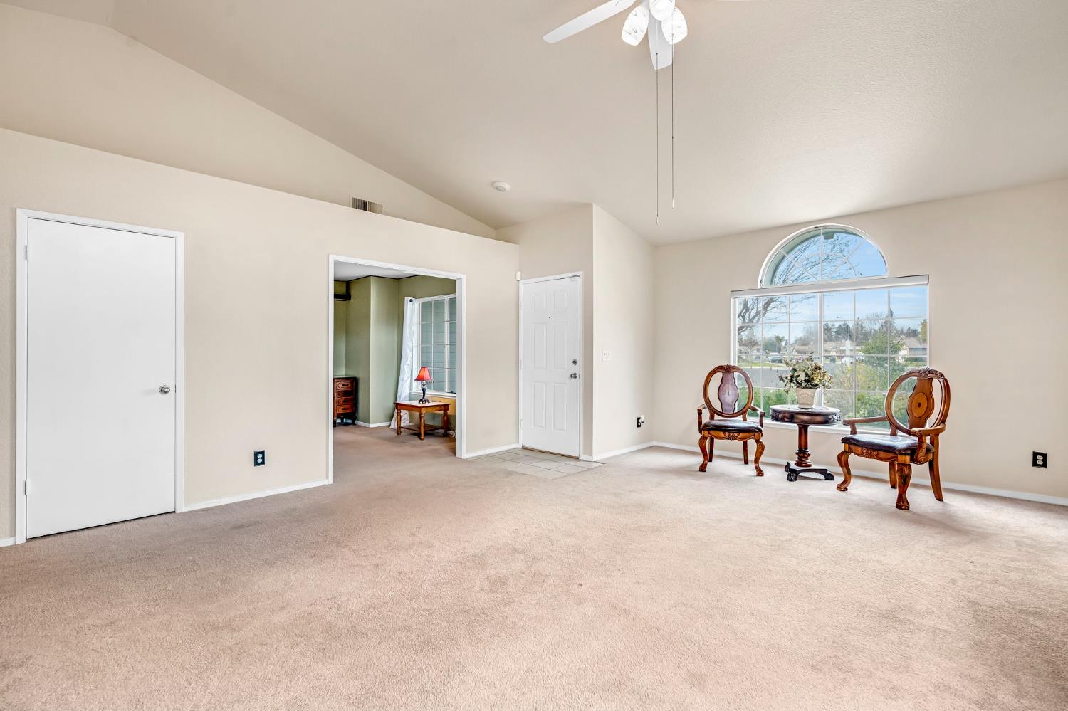 2746 Beverly Ave, Clovis, CA 93611