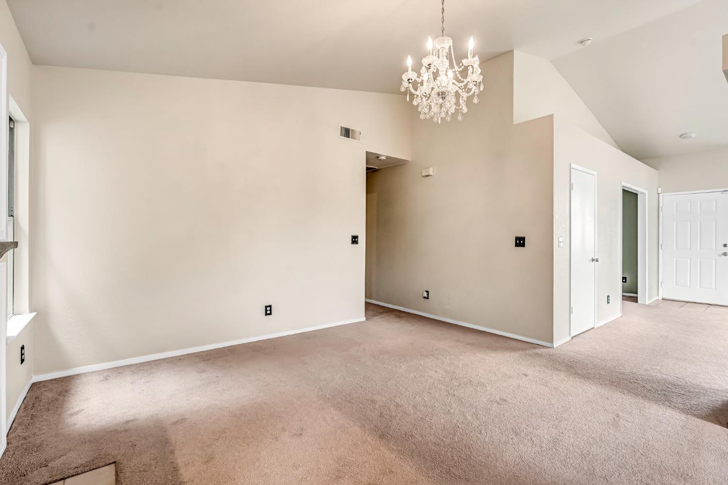 2746 Beverly Ave, Clovis, CA 93611