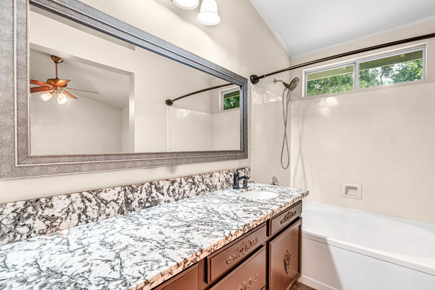 2746 Beverly Ave, Clovis, CA 93611