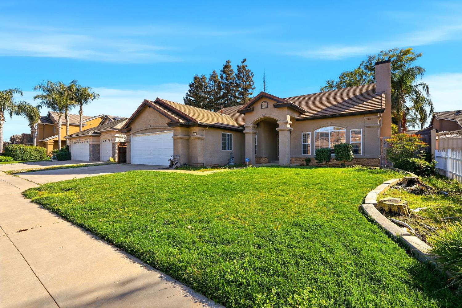 2857 E Ryan Ln, Fresno, CA 93720