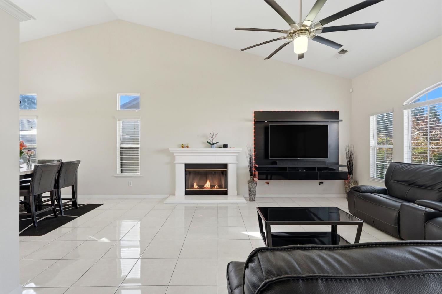 2857 E Ryan Ln, Fresno, CA 93720