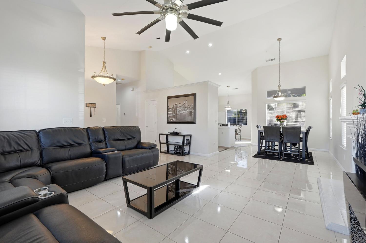 2857 E Ryan Ln, Fresno, CA 93720