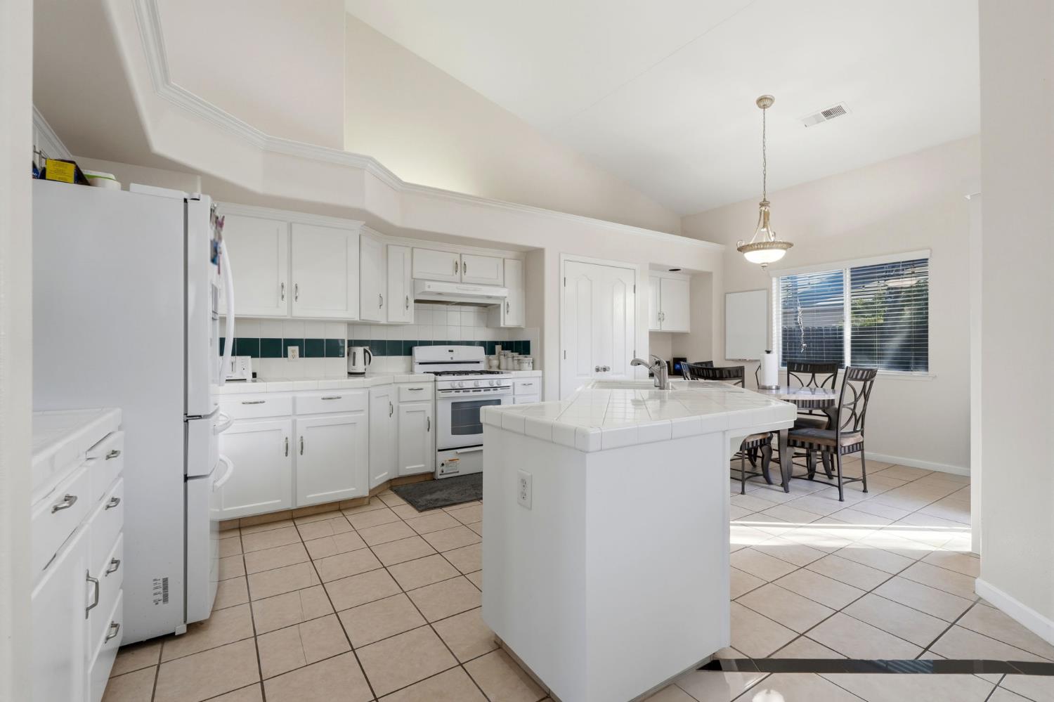 2857 E Ryan Ln, Fresno, CA 93720