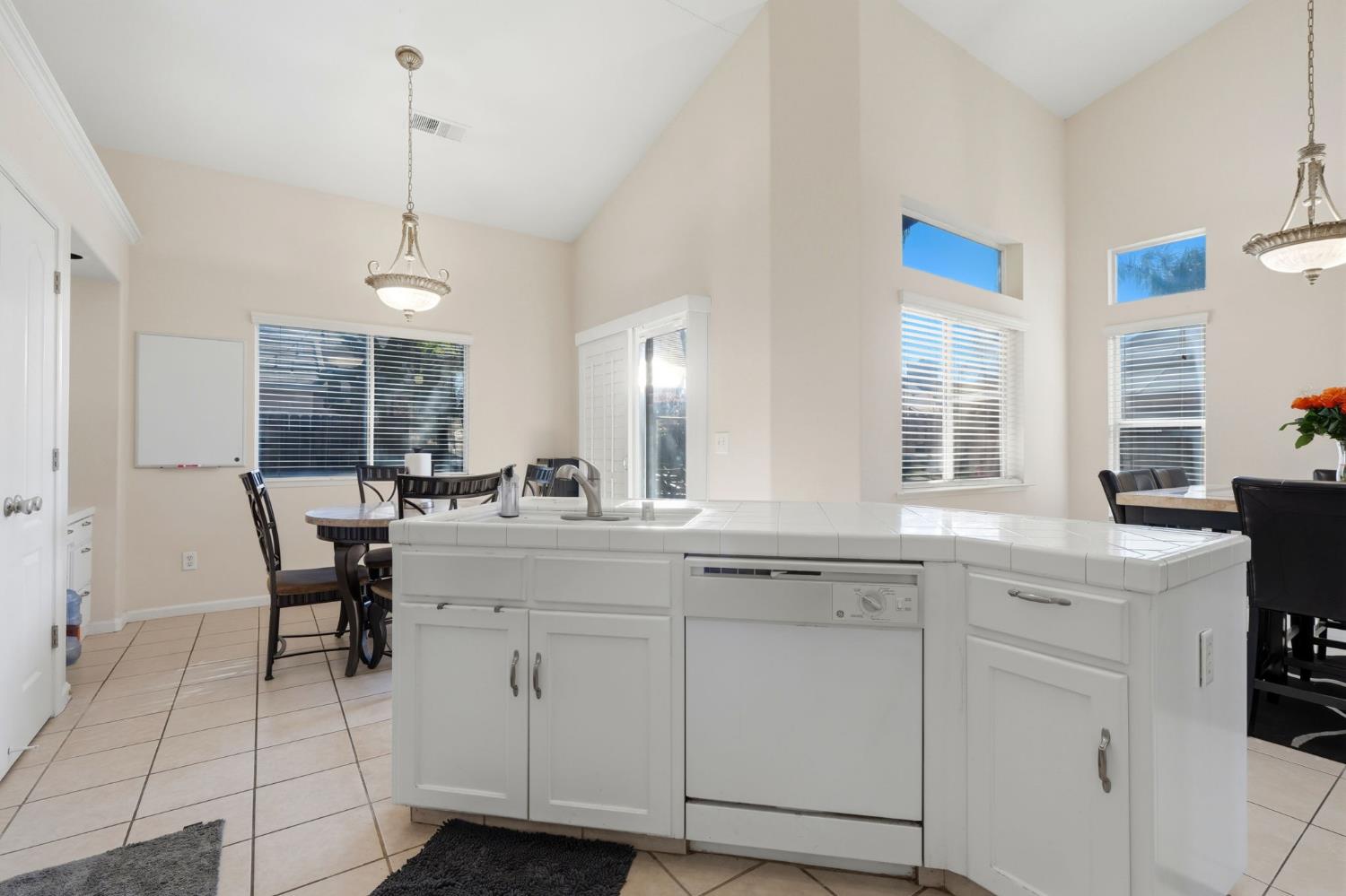 2857 E Ryan Ln, Fresno, CA 93720