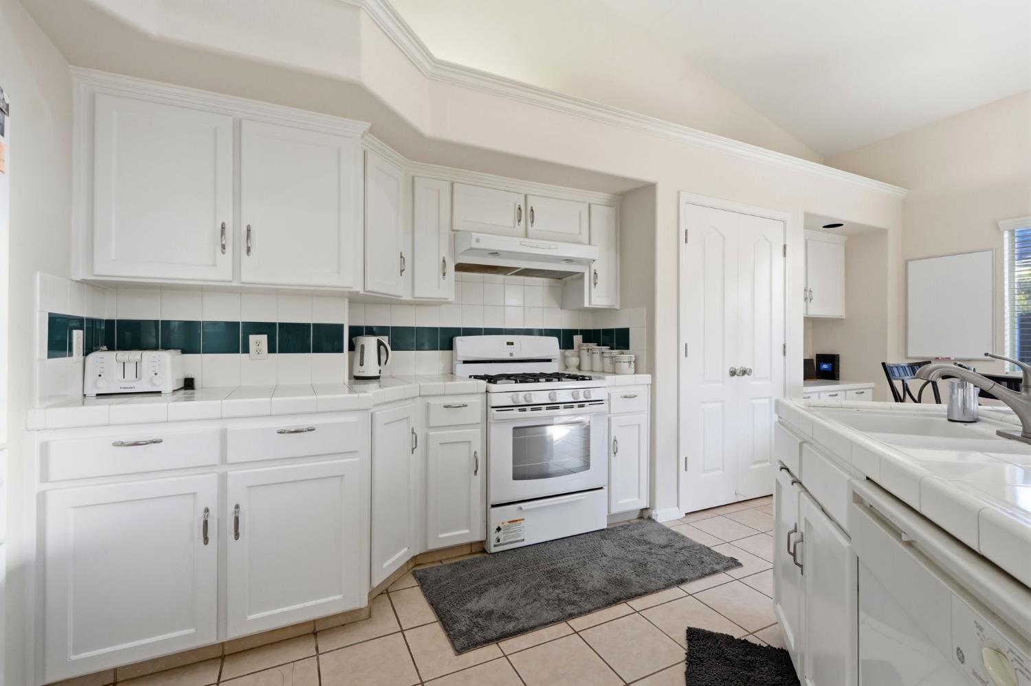 2857 E Ryan Ln, Fresno, CA 93720