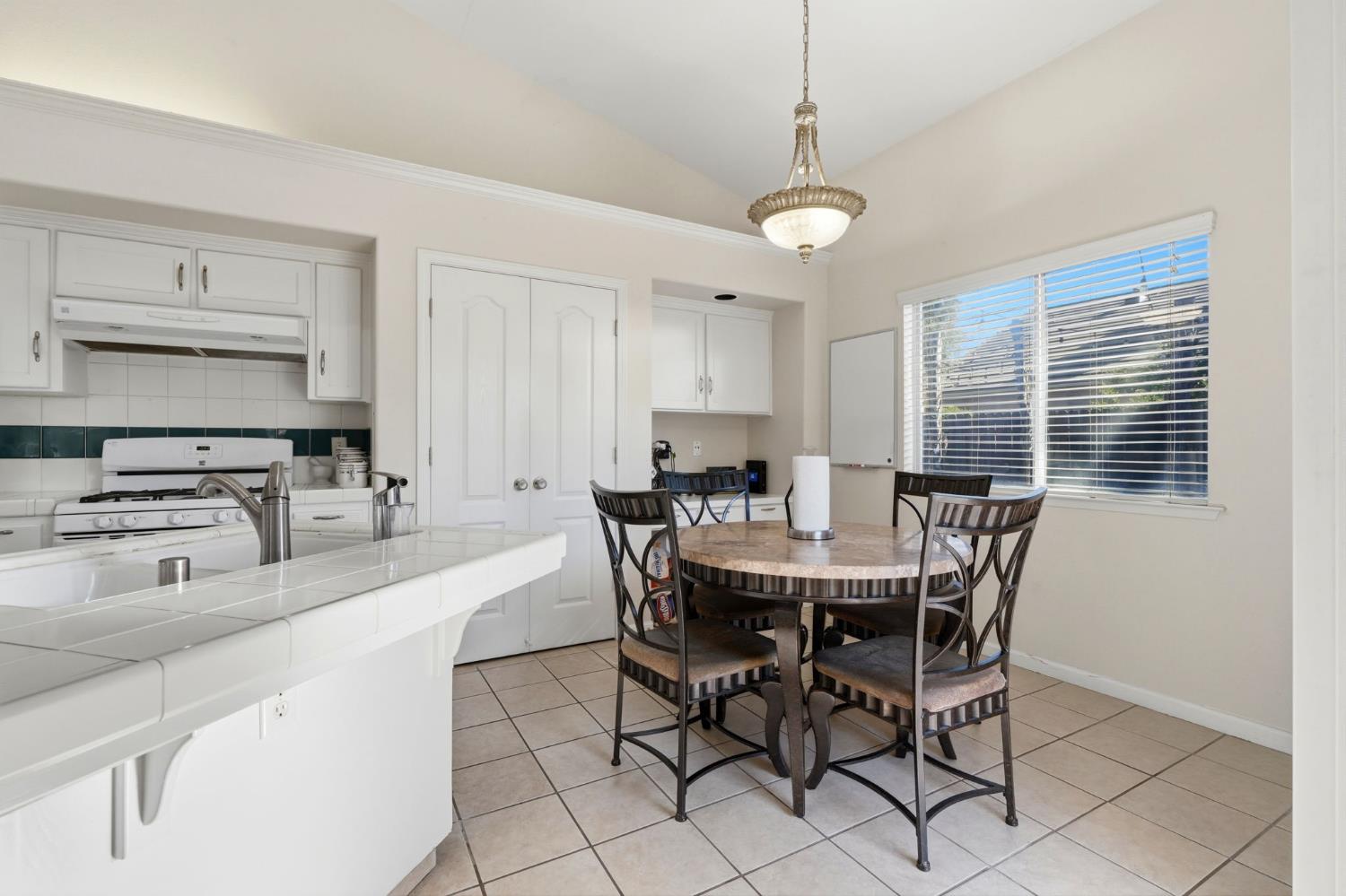 2857 E Ryan Ln, Fresno, CA 93720