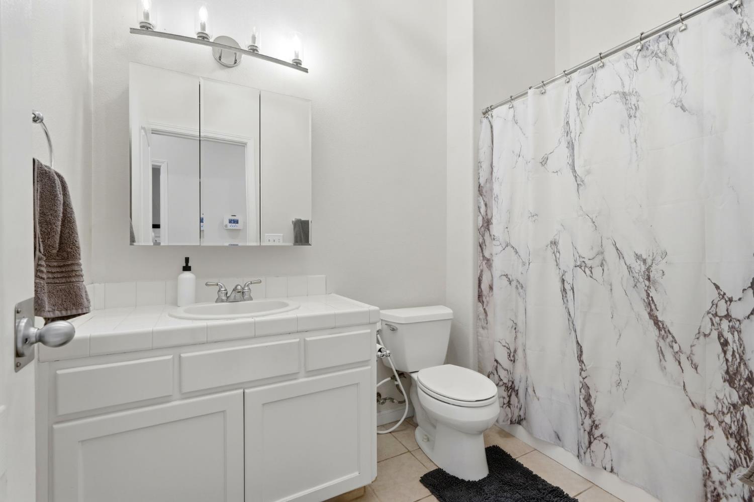 2857 E Ryan Ln, Fresno, CA 93720