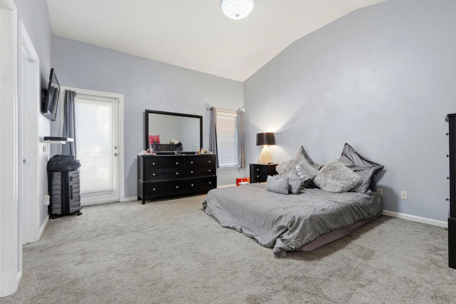 2857 E Ryan Ln, Fresno, CA 93720