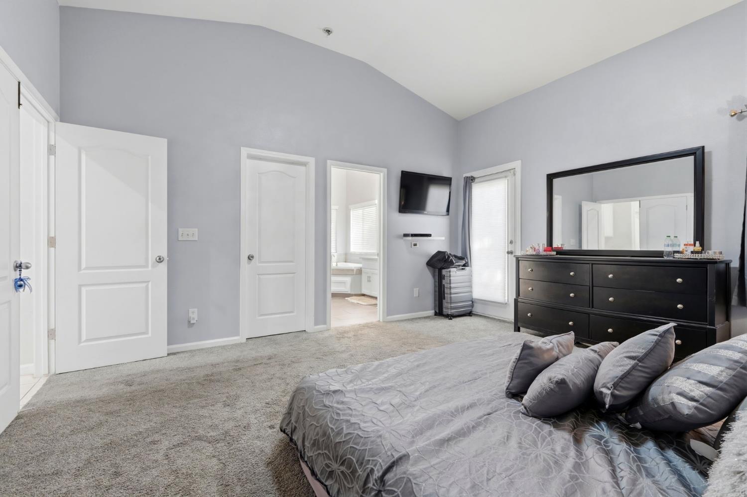 2857 E Ryan Ln, Fresno, CA 93720