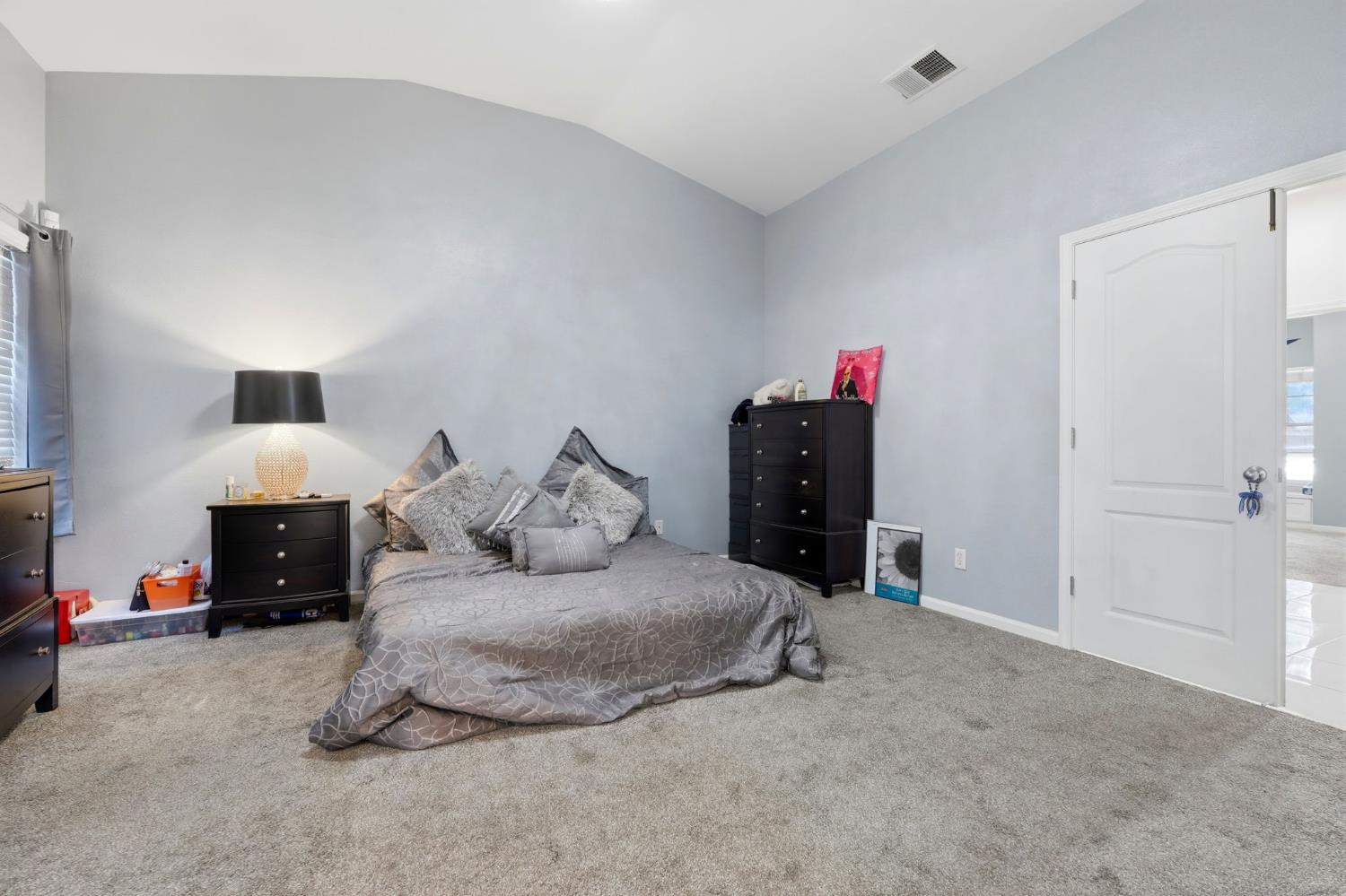 2857 E Ryan Ln, Fresno, CA 93720