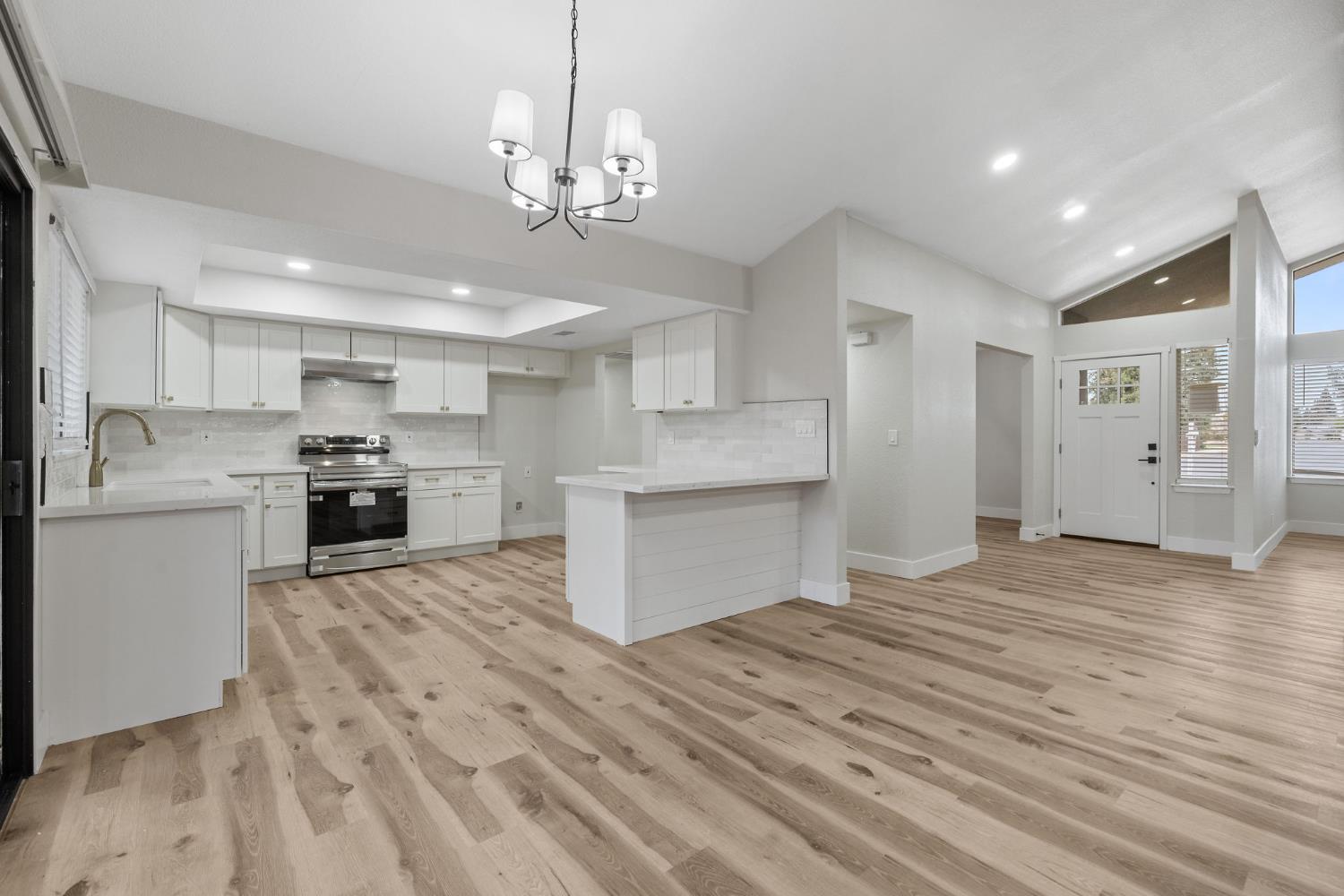 96 Burgan Ave, Clovis, CA 93611