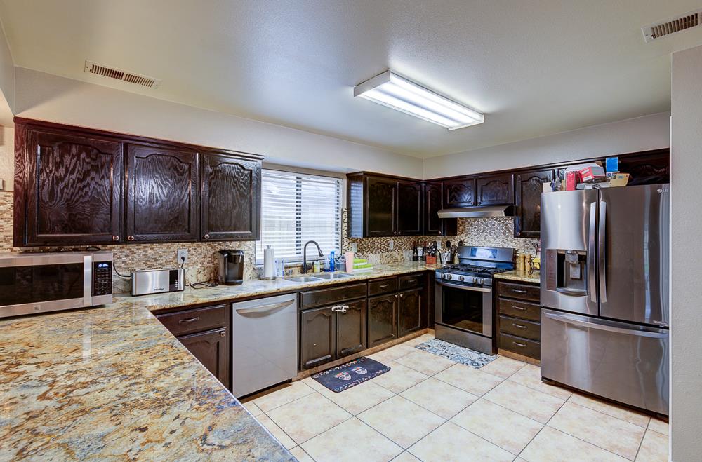 3643 W Robinson Ave, Fresno, CA 93722