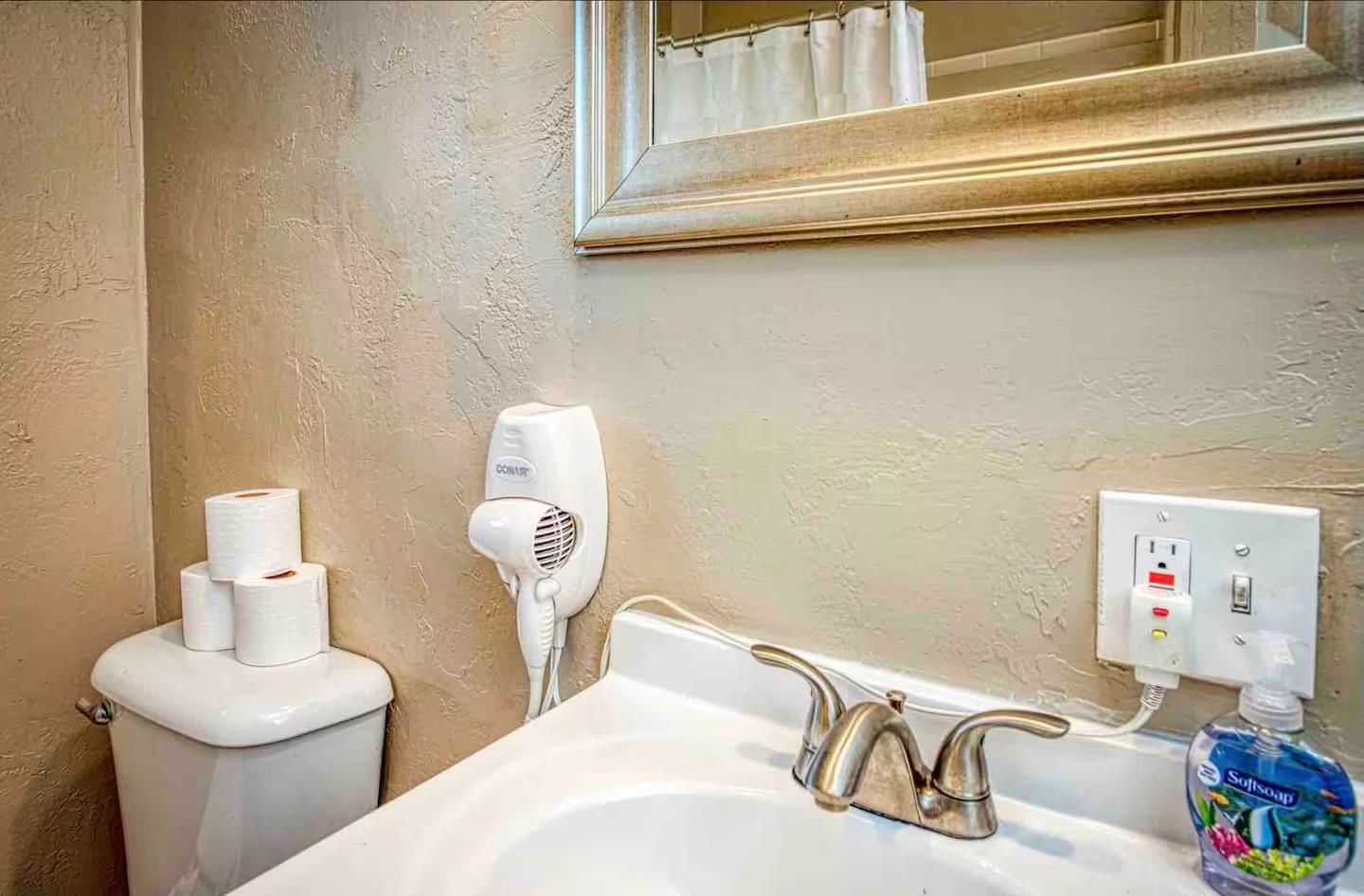 605 N Poplar Ave, Fresno, CA 93728