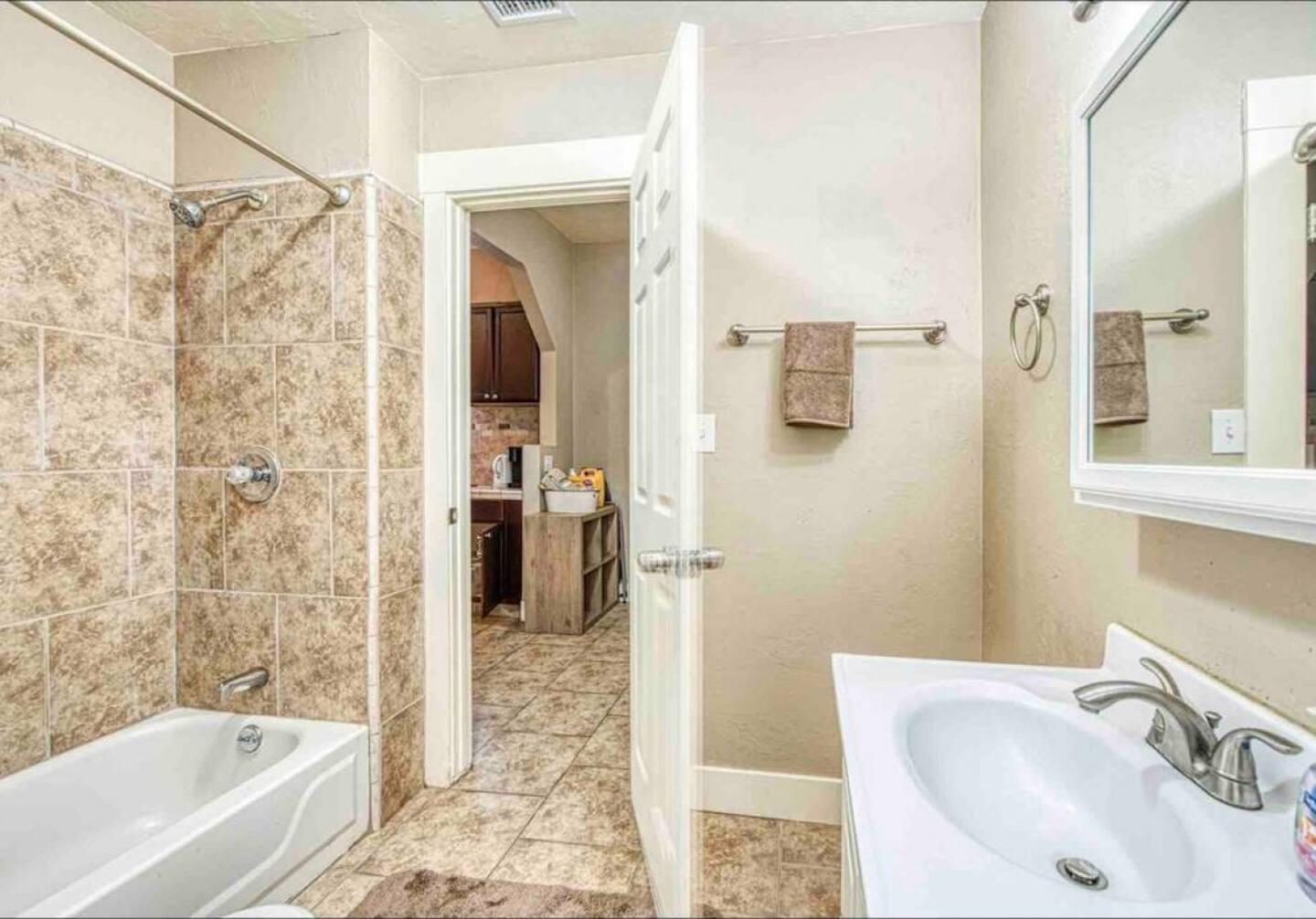 605 N Poplar Ave, Fresno, CA 93728