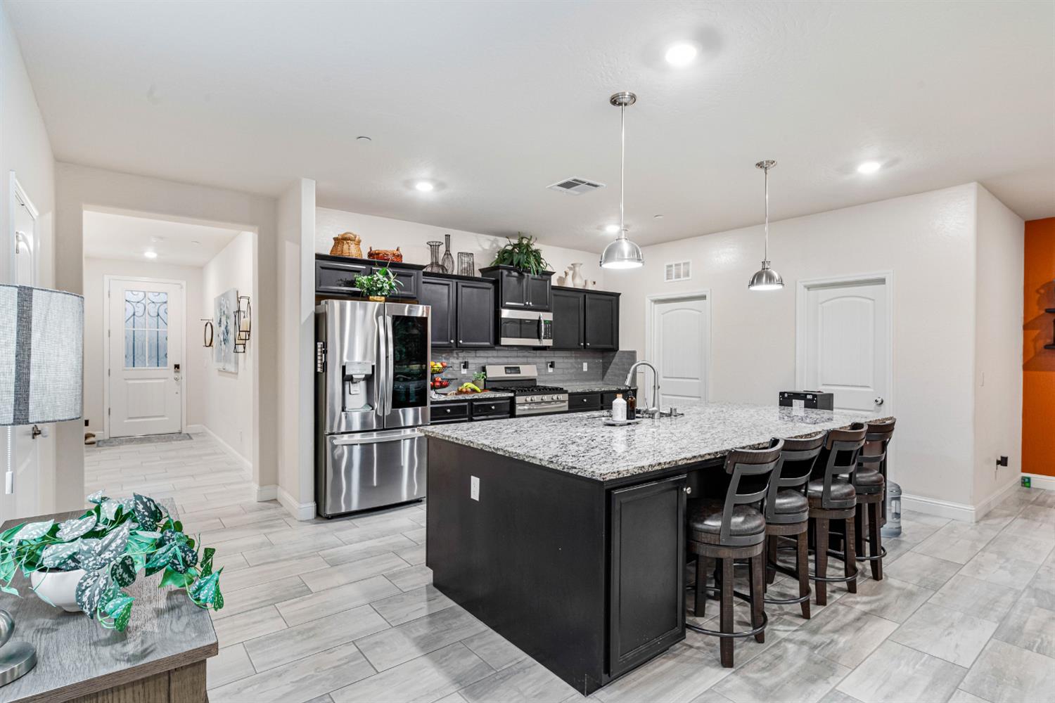 1553 N State St, Fresno, CA 93722