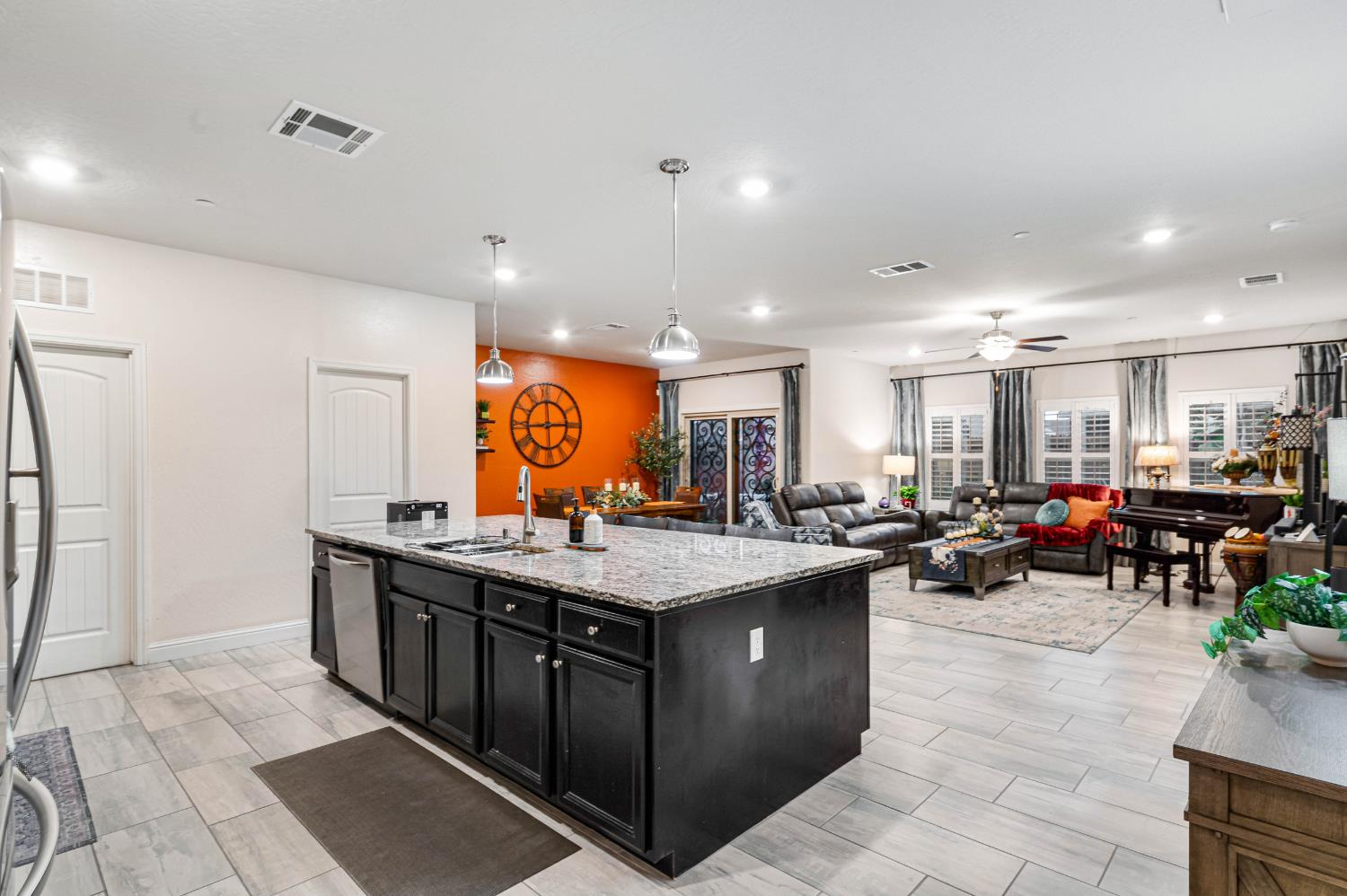 1553 N State St, Fresno, CA 93722