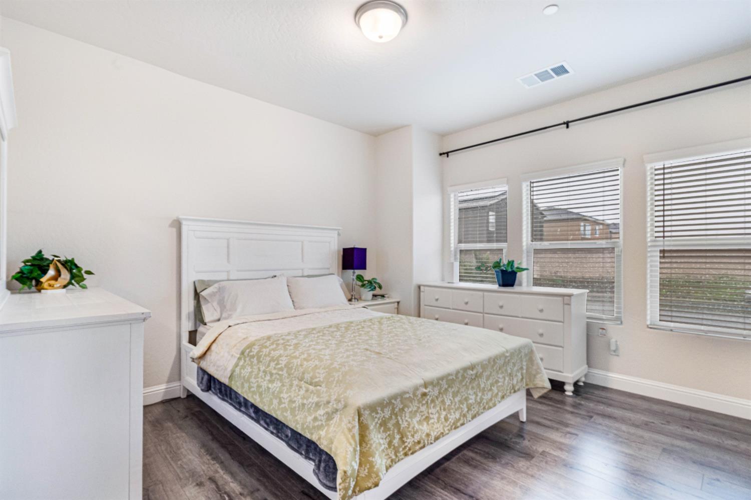 1553 N State St, Fresno, CA 93722