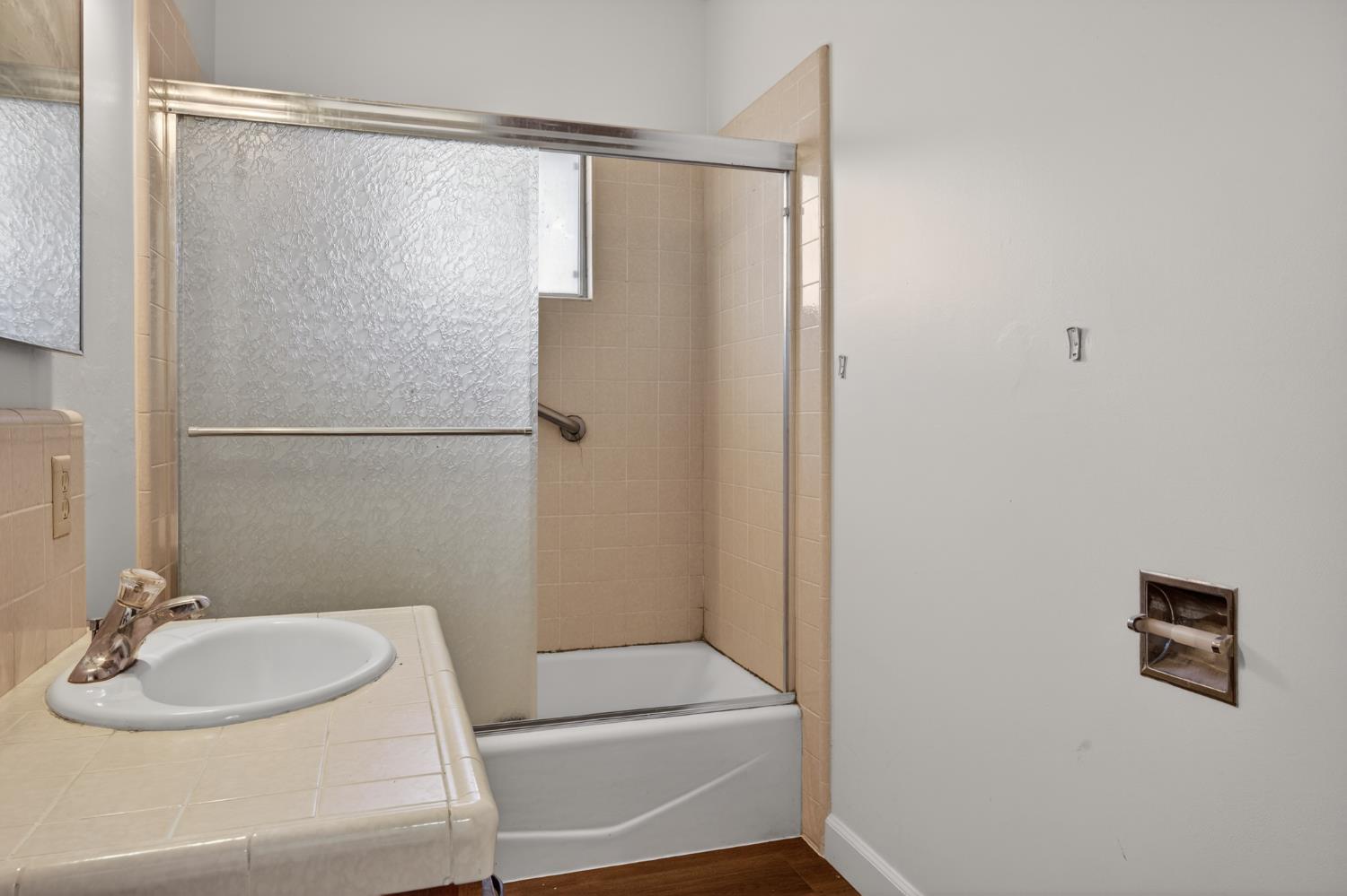 3804 E Kerckhoff Ave, Fresno, CA 93702