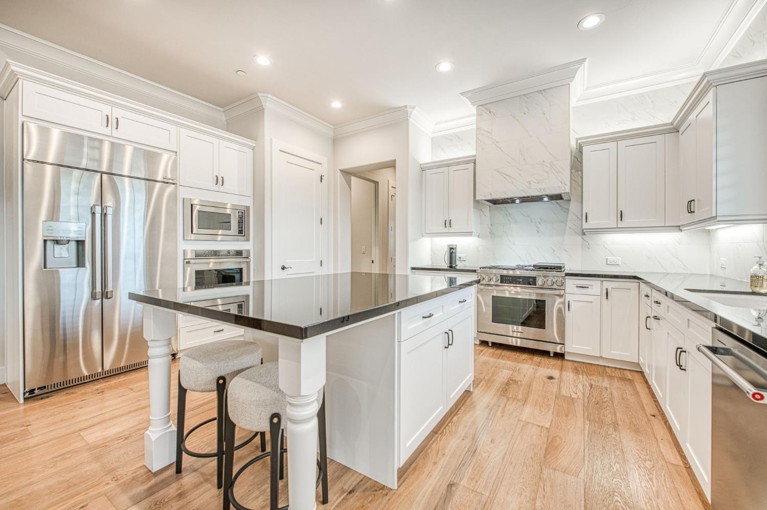 11132 N El Encanto Ln, Fresno, CA 93730